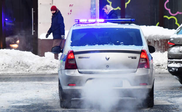 Мужчина в маске и с проводами на шее устроил перестрелку с российскими полицейскими