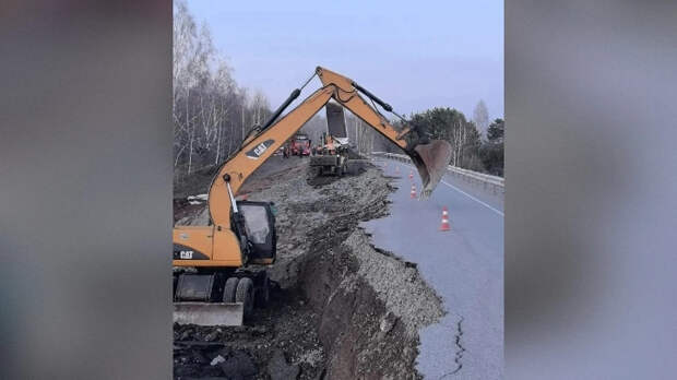 На провалившейся трассе в Кузбассе дорожники сделали технологический проезд
