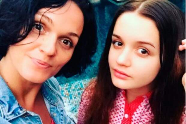 Певица Слава показала фигуру своей 17-летней дочери