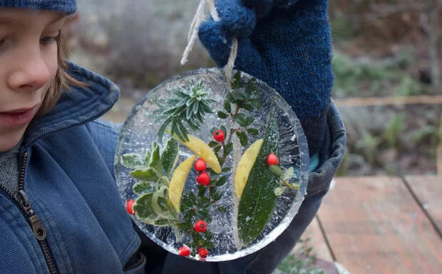 Идея: ледяные новогодние украшения для уличных деревьев 304