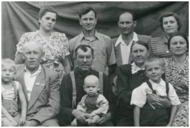 Николай Федорович Макаров (верхний ряд слева) с семьей биография, детство, интересное, конструкторы, ученые