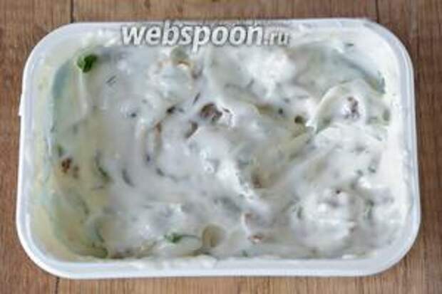 Хорошо перемешать, по вкусу добавить соль и чёрный молотый перец.