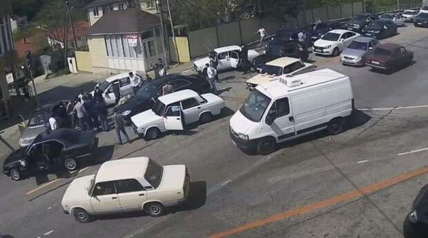В Сочи свадебный кортеж перекрыл федеральную трассу для танцев авто, автомобили, автохам, быдло, видео, кортеж, свадебный кортеж, свадьба
