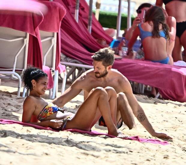 Фигура телеведущей в крошечном бикини на фото папарацци вызвала споры в сети