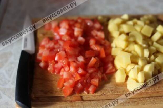 Помидоры вместе с кожурой нарезаем небольшими кусочками