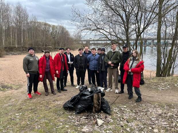 Активисты «Народного фронта» убрали мусор с берега Финского залива в Приморском районе