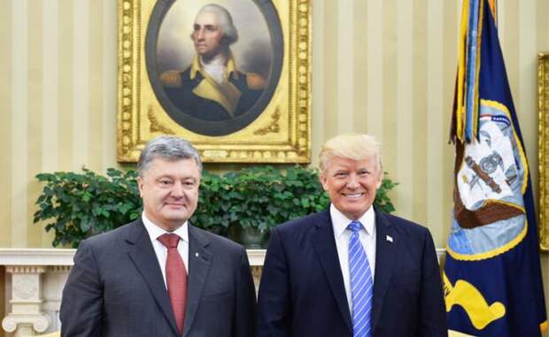 На фото: президент Украины Петр Порошенко и президент США Дональд Трамп (слева направо) во время встречи.