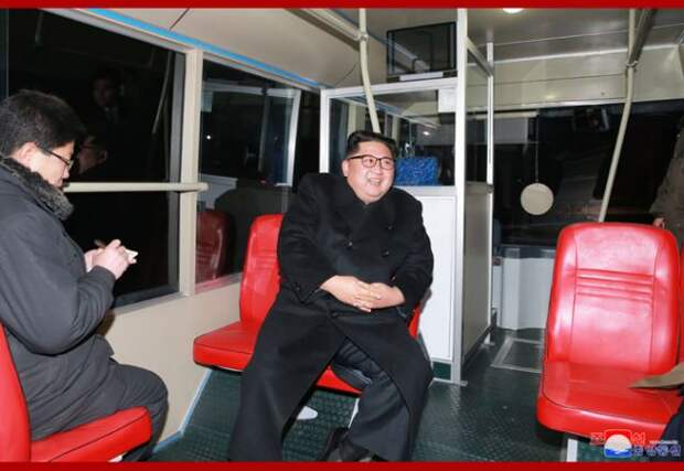 Фото: лидер КНДР прокатился с женой по ночному Пхеньяну на новом троллейбусе