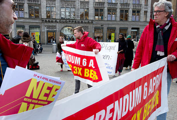 Активисты, призывающие проголосовать против ратификации соглашения Украины и ЕС в Нидерландах