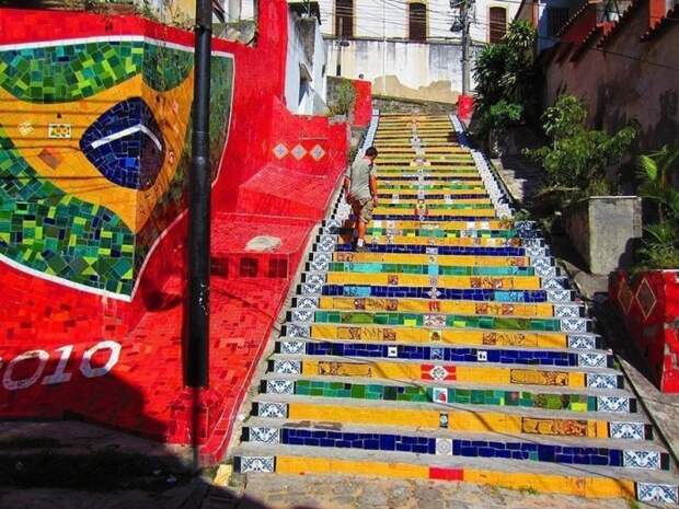 Расписные ступеньки: 32 фотографии лестничного декора в разных городах мира