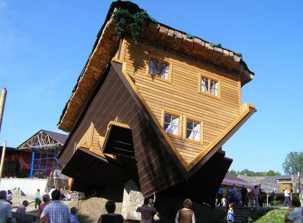 Перевернутый дом: необычное сооружение в Польше