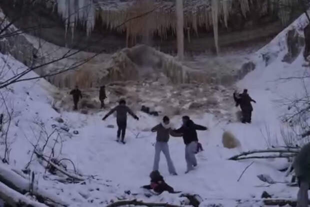 Замерзший водопад обрушился на туристов в бывшей стране СССР и попал на видео
