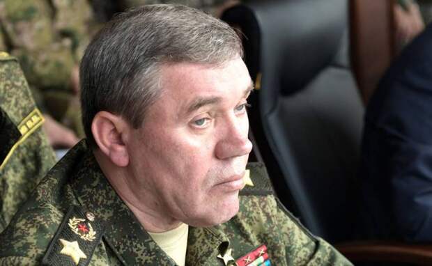 В сети обсуждается проверка генералом Герасимовым группировки задействованных на Украине войск ВС РФ
