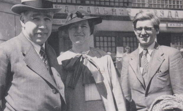 Нильс Бор, Маргарет Бор и их сын Оге - впоследствии Нобелевский лауреат.