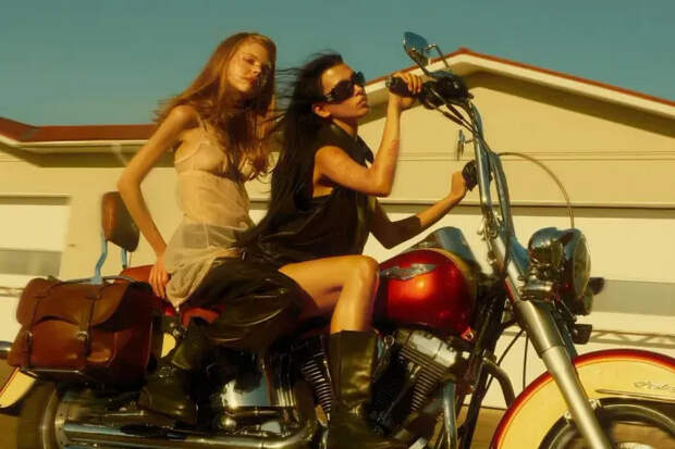 Эрика Кикнадзе (справа)