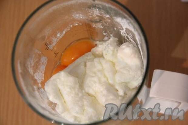 В чашу блендера поместить творог (любой жирности и консистенции), добавить яйца.