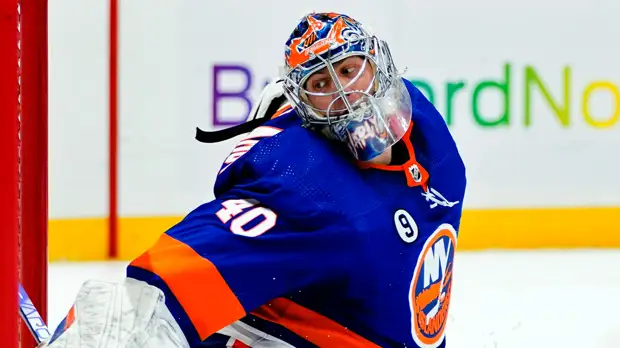 Вратарь «Айлендерс» Семен Варламов пропустил пять шайб от «Колорадо» в матче НХЛ