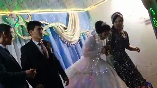 Невеста узбекистан жених. Узбекская свадьба. Свадьба в Узбекистане. Богатая узбекская свадьба. Цыганская свадьба жених и невеста.