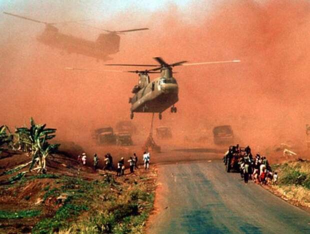 Два вертолета Chinook во время эвакуации снаряжения и солдат южно-вьетнамской (АРВН) 18-й дивизии и их семей из Сюань-Лока, Вьетнам, середина апреля 1975 года. история, люди, мир, фото