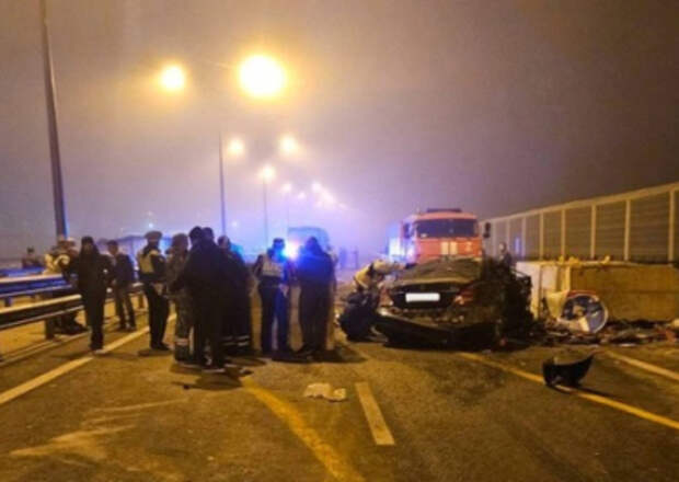 На Крымском мосту «Мерседес» врезался в отбойник. Есть жертвы На Крымском мосту «Мерседес» врезался в отбойник. Есть жертвы