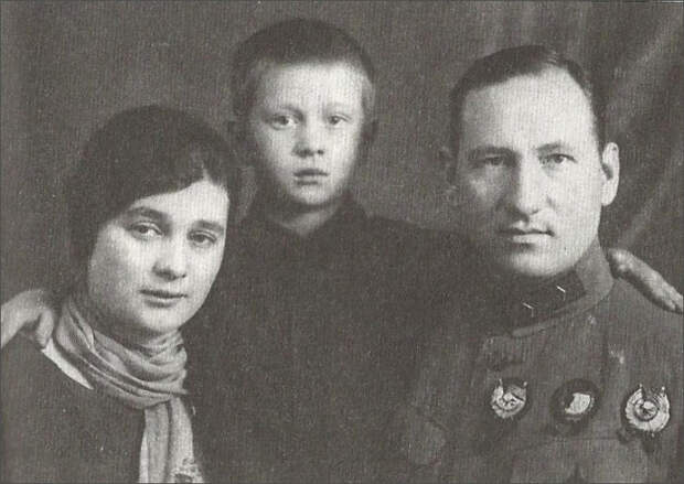 Семья генерала Ефремова./Фото: strannik-sergey.ru Семья генерала Ефремова./Фото: strannik-sergey.ru