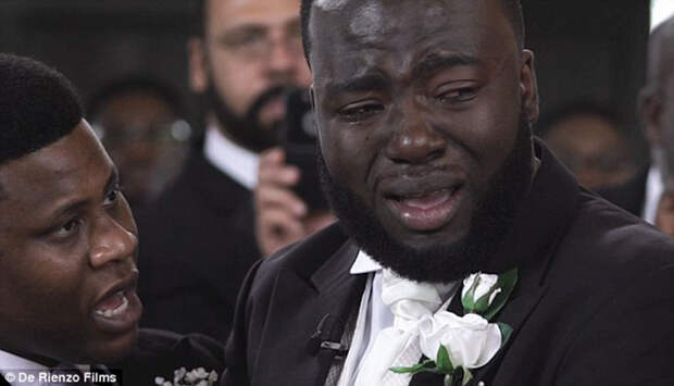 Довела до слез: жених расплакался на свадьбе прямо у алтаря