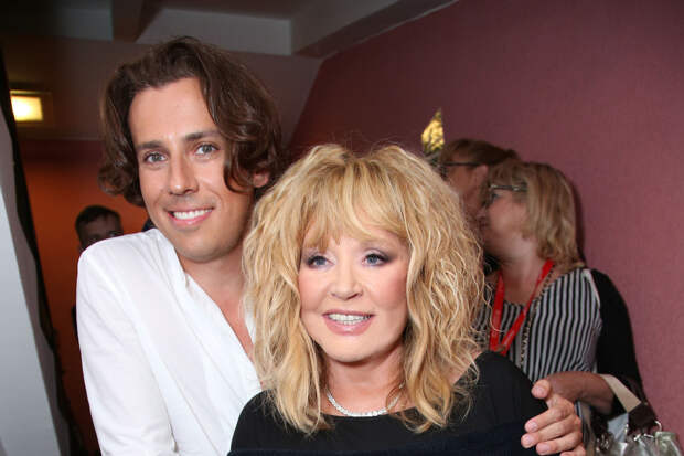 Подъезд дома Пугачевой намывают в связи с возможным возвращением певицы