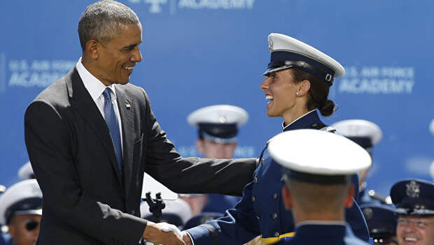 Американский президент Барак Обама поздравляет выпускников Академии ВВС США в Колорадо-Спрингс. 2 июня 2016