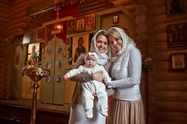 Важные советы по выбору наряда на крестины для родной и крестной мамы: что можно и нельзя надевать