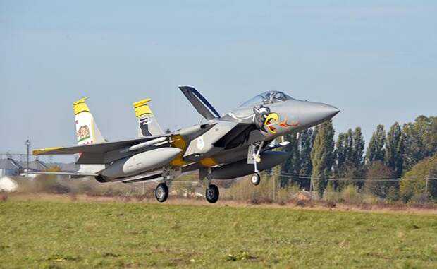На фото: военно-воздушный истребитель F-15C ВВС США во время операции CLEAR SKY на военно-воздушной базе Старокостянтинов, Украина