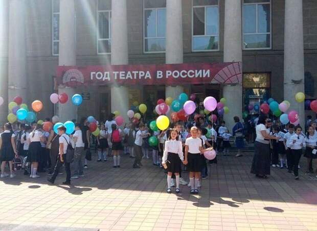 Банк «Кубань Кредит» организовал бесплатный поход в театр для 900 школьников Майкопа