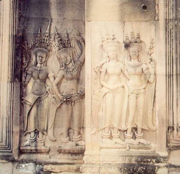 Апсары в барельефах Ангкор Ват.
