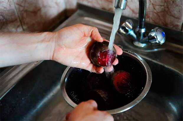 Отправьте готовую свеклу под струю холодной воды. / Фото: mylivingfood.ru