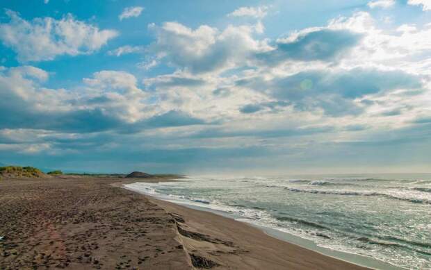 Самый необычный пляж России, где под ногами лежит черный песок и золото 