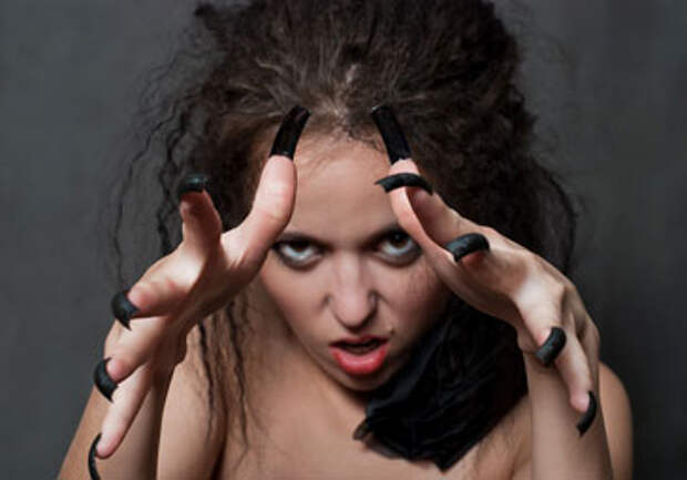 Девушка с черными ногтями пугает