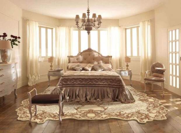 дорогой ковёр на полу в спальне с эркером