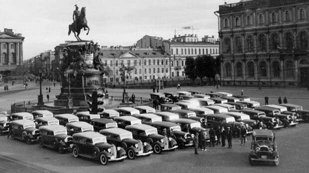 Петербургские таксомоторы с 1910 года развозили горожан на "фордах" 