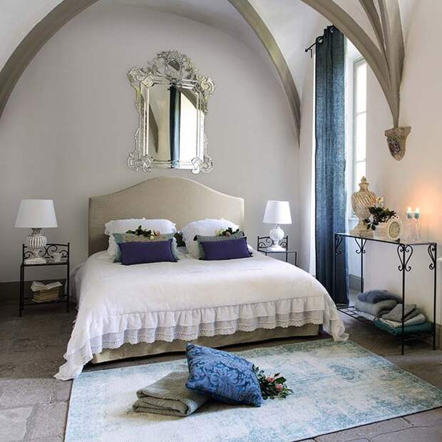 Спальная комната в пастельных цветах и с каменным полом