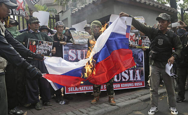 Мусульмане жгут российский флаг во время акции протеста