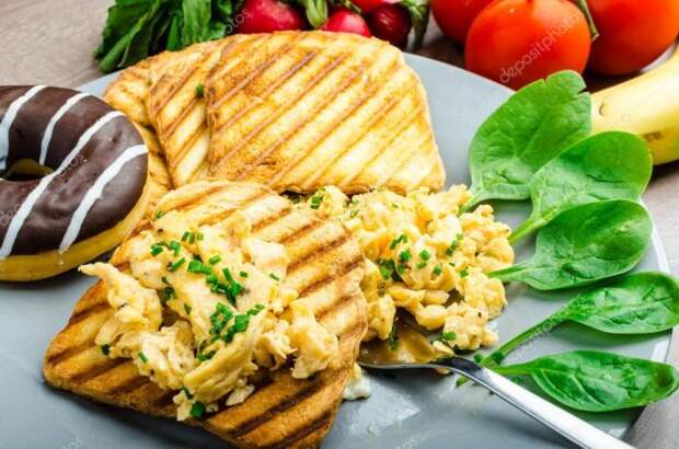 Яичница-болтунья с сыром и со шнитт-луком. \ Фото: smachok.com. Яичница-болтунья с сыром и со шнитт-луком. \ Фото: smachok.com.