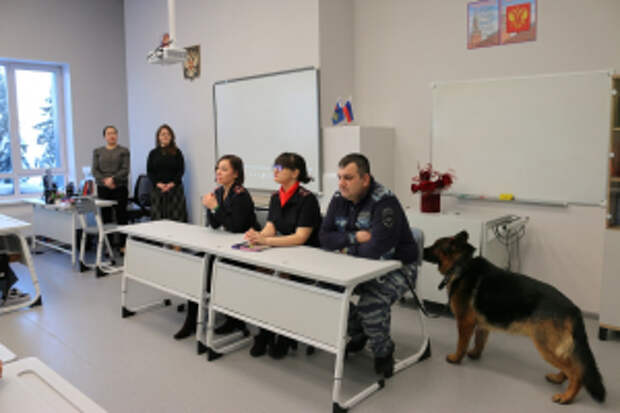 В Ханты-Мансийске в рамках акции «Студенческий десант» сотрудники полиции рассказали студентам о службе в органах внутренних дел