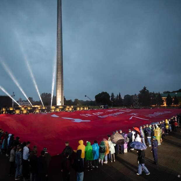 Самое большое Знамя Победы в мире развернули в Бресте и подарили Брестской крепости