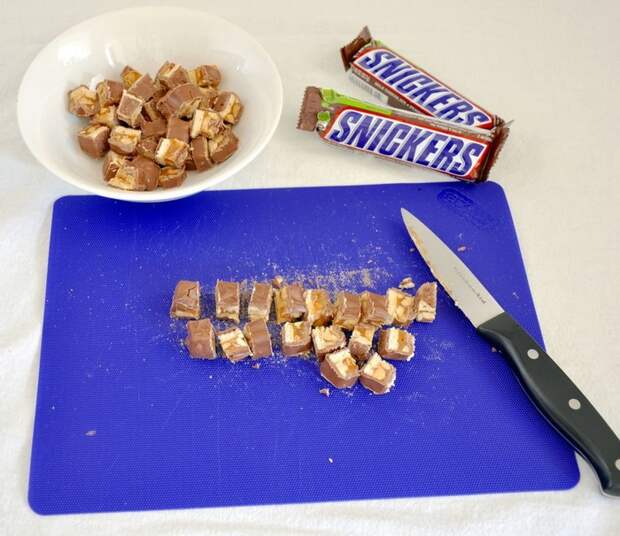 Необычный салат из батончиков Snickers – новый хит интернета 