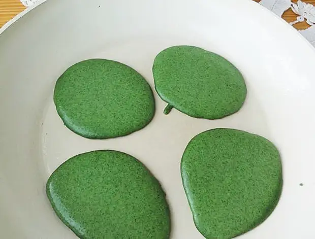 Рецепты зеленого теста. Оладьи из крапивы. Что можно сделать из зеленого из зеленого теста.