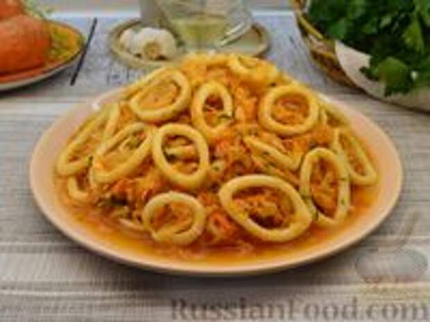 Фото к рецепту: Тушёная капуста с кальмарами
