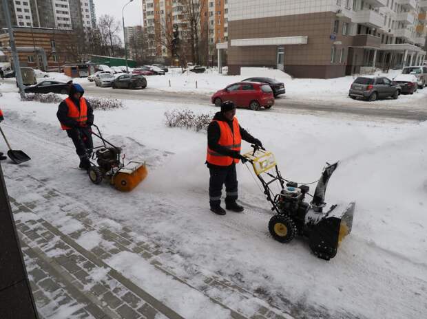 В СВАО снег первым делом убирают во дворах и у подъездов
