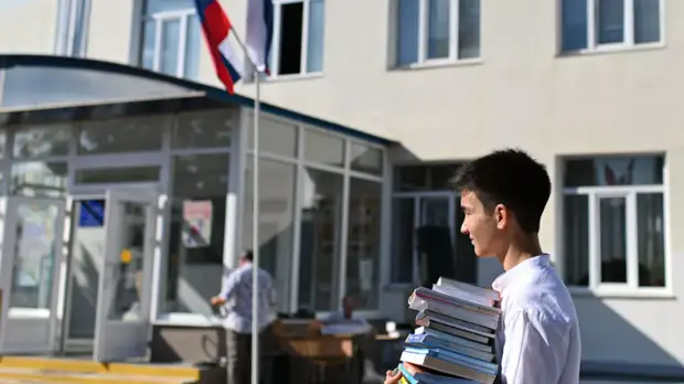 Путин поручил отрегулировать ситуацию с информресурсами в школах