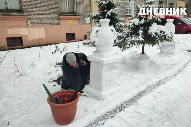 Древнегреческие вазы из снега появились в одном из дворов по Ланскому шоссе