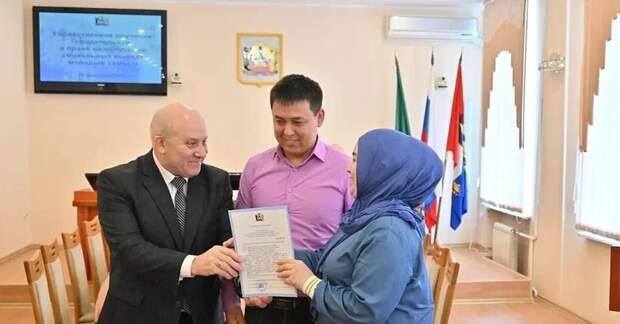 Приезжие товарищи решили получать пособия и мигом уехали на Родину, но что-то пошло не по плану