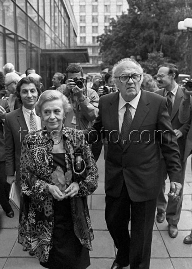 Джульетта Мазина и режиссер Федерико Феллини, 1987 Джульетта Мазина и режиссер Федерико Феллини, 1987